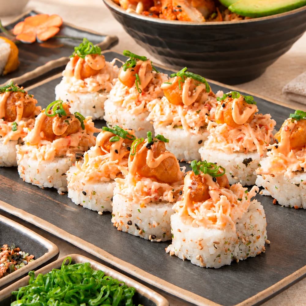 Sushi Okuma servido en mesa